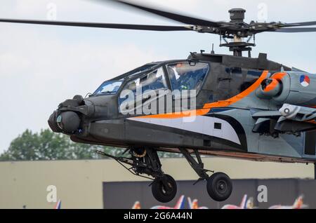 Royal Netherlands Air Force Boeing AH-64D elicottero da sparo Apache al RIAT Airshow, RAF Fairford, con speciale finitura nazionale Foto Stock