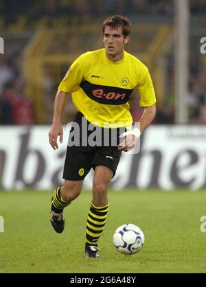 Dortmund, Germania,9.8.2002, Calcio: Tedesco Bundesliga stagione 2002/2003, Borussia Dortmund (BVB, giallo) vs Hertha BSC (BSC, blu) 2:2 - CHRISTOPH METZELDER (BVB) Foto Stock