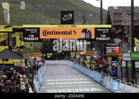 Tignes, Francia. 04 luglio 2021. I fan attendono l'arrivo dei ciclisti nella nona tappa del Tour de France. Julian Elliott News Photography Credit: Julian Elliott/Alamy Live News Foto Stock