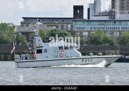 HMS Charger, una nave di pattuglia di Classe Archer P2000, dello Squadrone delle forze costiere della Royal Navy sul Tamigi a Londra Foto Stock