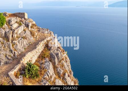 Fortificazioni sulla roccia con mare sullo sfondo Foto Stock