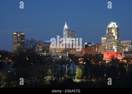 Skyline di Raleigh North Carolina di notte Foto Stock