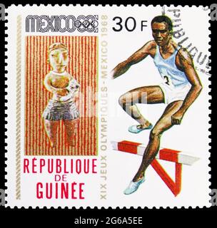 MOSCA, RUSSIA - 18 APRILE 2020: Francobollo stampato in Guinea Shows Hurdles, Olimpiadi estive 1968, serie Messico, circa 1969 Foto Stock