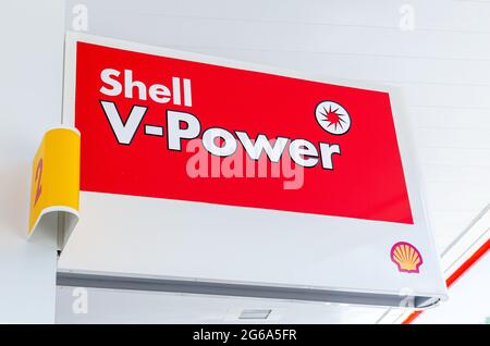 Samara, Russia - 4 luglio 2021: Cartello Shell V-power presso la stazione di rifornimento Shell. Stazione di servizio Shell Foto Stock