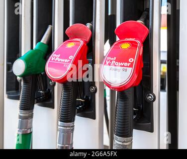 Samara, Russia - 4 luglio 2021: Colonna di riempimento con diversi carburanti presso la stazione di servizio Shell. Stazione di alimentazione V Shell Foto Stock
