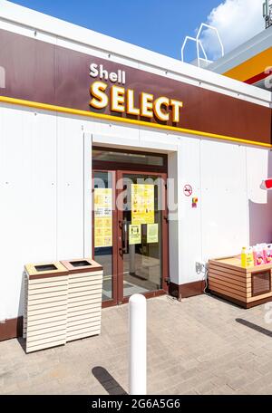 Samara, Russia - 4 luglio 2021: Uno storefront Shell Select presso la stazione di servizio Shell. Royal Dutch Shell è una multinazionale anglo-olandese di petrolio e gas Foto Stock