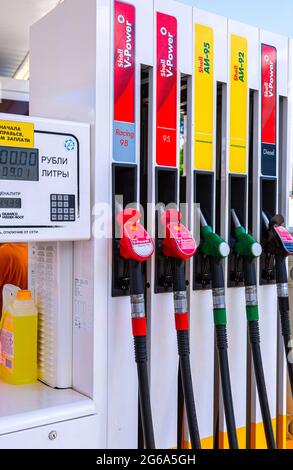 Samara, Russia - 4 luglio 2021: Colonna di riempimento con diversi carburanti presso la stazione di servizio Shell. Stazione di alimentazione V Shell Foto Stock