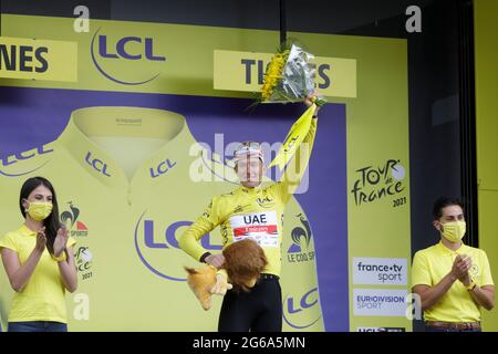 Tignes, Francia. 04 luglio 2021. Tadej Pogacar indossa il Maillot Jaune sul podio del 9° Stag del Tour de France. Julian Elliott News Photography Credit: Julian Elliott/Alamy Live News Foto Stock