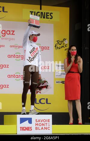 Tignes, Francia. 04 luglio 2021. Ben o'Connor sul podio dei vincitori della nona tappa del Tour de France. Julian Elliott News Photography Credit: Julian Elliott/Alamy Live News Foto Stock