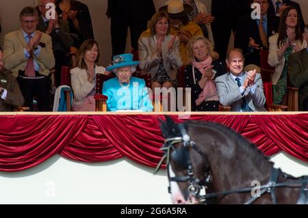 Windsor, Berkshire, Regno Unito. 4 luglio 2021. La regina Elisabetta II è stata unita dal conte e contessa di Wessex nel Royal Box al Royal Windsor Horse Show di questo pomeriggio. Sua Maestà indossava un cappotto blu brillante e un cappello corrispondente. Ha fatto presentazioni ai vincitori del Gran Premio di guida internazionale Land Rover e un nuovo premio alla truppe del Re, Royal Horse Artillery Best Gun Team. Credit: Maureen McLean/Alamy Live News Foto Stock