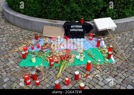 Morte di Stanislav Tomáš, 19 giugno 2021, bandiera di Roma e candele in Germania Foto Stock