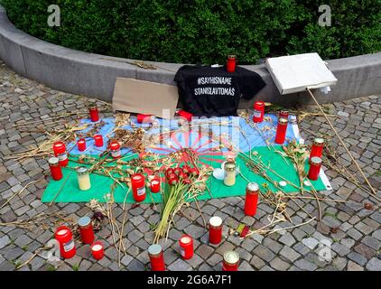 Morte di Stanislav Tomáš, 19 giugno 2021, bandiera di Roma e candele in Germania Foto Stock