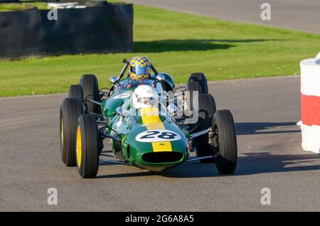 Lotus Climax 25 Classic Grand Prix, auto da corsa d'epoca in gara nel Glover Trophy al Goodwood Revival Historic Event, Regno Unito. Nick Fennell guida Foto Stock