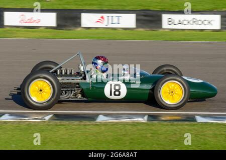 Lotus BRM 24 Classic Grand Prix, auto da corsa d'epoca in gara nel Glover Trophy al Goodwood Revival Historic Event, Regno Unito. Guidato da Paul Drayson Foto Stock