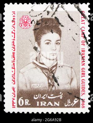 MOSCA, RUSSIA - 18 APRILE 2020: Francobollo stampato in Iran mostra l'imperatrice iraniana Farah in uniforme scout ragazza, emblema, i Scout iraniani si incontrano Foto Stock