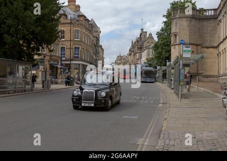 Oxford, Oxfordshire, Regno Unito. 10 giugno 2021. REGNO UNITO. Gli amanti dello shopping e dei turisti potranno godersi il sole e fare shopping nella pittoresca Oxford durante il Pandemic Foto Stock