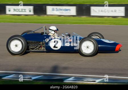 Lotus BRM 24 Classic Grand Prix, auto da corsa d'epoca in gara nel Glover Trophy al Goodwood Revival Historic Event, Regno Unito. Nigel Williams alla guida Foto Stock