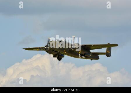 Seconda guerra mondiale B-25H Mitchell bombardiere, 'Barbie 3,' aereo e di effettuare corse di bombardamento al Fly-in EAA (AirVenture), Oshkosh, Wisconsin, USA Foto Stock