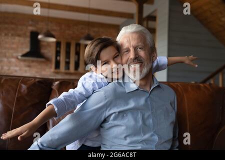 Buon nonno e nonno che giocano insieme, facendo aeroplano Foto Stock