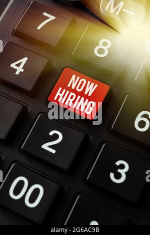 Scrittura a mano del testo ora in corso. Internet Concept un atto di iniziare ad assumere qualcuno qualificato per la posizione di inserimento parola chiave immagine e Descrizione Foto Stock