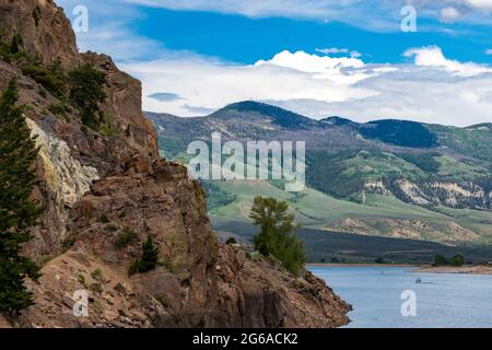 I navigatori che si godono il lago artificiale di montagna verde il 4 luglio Weekend Foto Stock