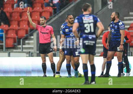 L'arbitro James Child dà un cartellino giallo a Kai Pearce-Paul (27) dei Guerrieri di Wigan Foto Stock