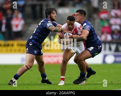 St Helens' Regan Grace (al centro) affrontato da Jake Shorrocks (a sinistra) e Oliver Partington (a destra) durante la partita della Betfred Super League al Totally Wicked Stadium, St Helens. Data immagine: Domenica 4 luglio 2021. Foto Stock