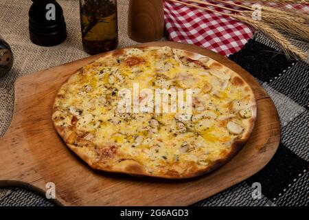 Funghi brasiliani, formaggio e pizza origano, vista dall'alto Foto Stock