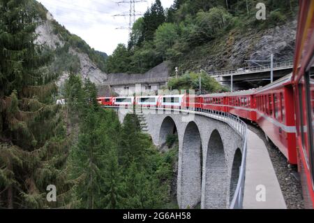 Die im Alpentransversale Glacier Express"führt durch das Unesco Weltkulturerbe und viele bahnbrechende Viadukte. Attraversare le Alpi svizzere in Glacie Foto Stock