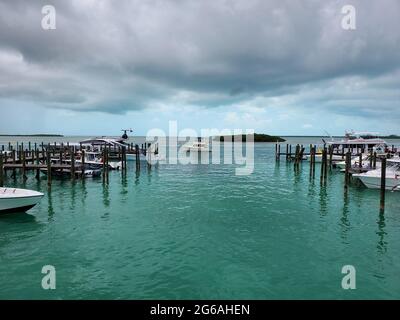 Bimini, Bahamas - 27 giugno 2021 - Bimini Big Game Club e Marina a Nord Bimini, Bahamas nel tempestoso pomeriggio estivo. Foto Stock