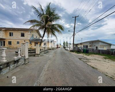 Scena di strada in Alice Town, Bimini Nord, Bahamas. Foto Stock