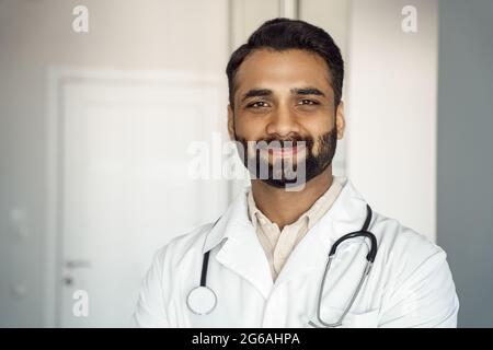 Ritratto closeup di giovane terapeuta medico di fiducia in bianco accappatoio medico Foto Stock