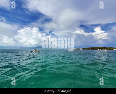 Canale Bimini Nord e porto sotto il sole paesaggio nuvoloso estivo al largo di Alice Town, Bahamas. Foto Stock