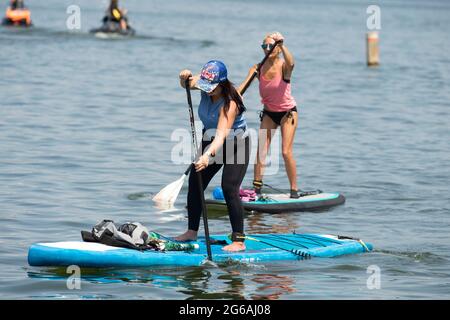 Acworth, Georgia, Stati Uniti. 4 luglio 2021. Una donna di 64 anni naviga sul lago Allatoona, Georgia, su una tavola da paddle per rimanere in salute e fisicamente in forma. Credit: Robin Rayne/ZUMA Wire/Alamy Live News Foto Stock