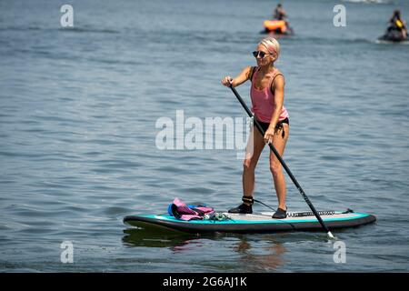 Acworth, Georgia, Stati Uniti. 4 luglio 2021. Una donna di 64 anni naviga sul lago Allatoona, Georgia, su una tavola da paddle per rimanere in salute e fisicamente in forma. Credit: Robin Rayne/ZUMA Wire/Alamy Live News Foto Stock