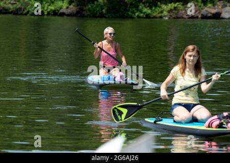 Acworth, Georgia, Stati Uniti. 4 luglio 2021. Una donna di 64 anni naviga sul lago Allatoona, Georgia, su una tavola da paddle per rimanere in salute e fisicamente in forma. Credit: Robin Rayne/ZUMA Wire/Alamy Live News Foto Stock