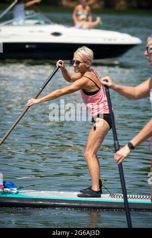 Acworth, Georgia, Stati Uniti. 4 luglio 2021. Una donna di 64 anni naviga sul lago Allatoona, Georgia, su una tavola da paddle per rimanere in salute e fisicamente in forma. Credit: Robin Rayne/ZUMA Wire/Alamy Live News Foto Stock