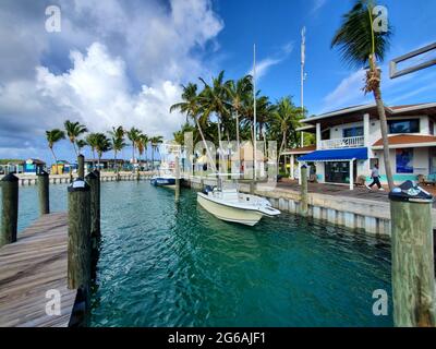 Bimini, Bahamas - 27 giugno 2021 - Bimini Big Game Club e Marina a Nord Bimini, Bahamas in sole mattinata estiva. Foto Stock