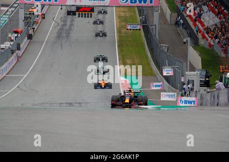 Max Verstappen dei Paesi Bassi alla guida della (33) Red Bull Racing RB16B Honda guida il campo in svolta uno al via durante il Gran Premio di F1 Foto Stock