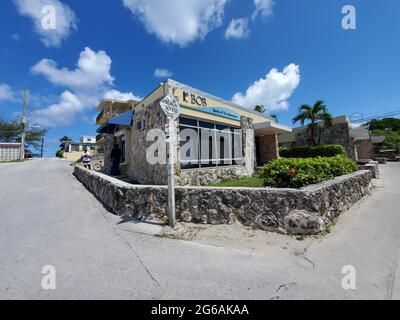 Bimini, Bahamas - 27 giugno 2021 - Banca del ramo delle Bahamas in Alice Town nella soleggiata mattina estiva. Foto Stock