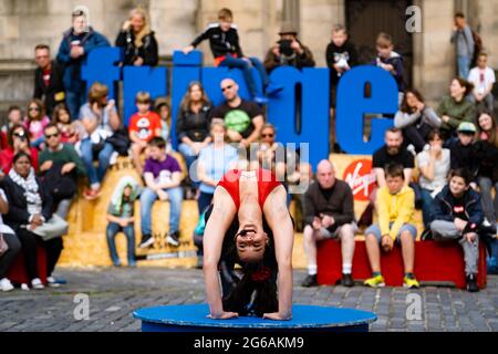 Artista di strada e grande pubblico su Royal Mile durante l'Edinburgh Fringe Festival 2016 a Edimburgo, Scozia, Regno Unito Foto Stock