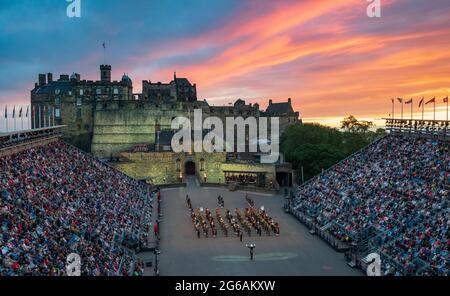 Il 2018 Royal Edinburgh International Tattoo militare sulla spianata del castello di Edimburgo, Scozia, Regno Unito Foto Stock