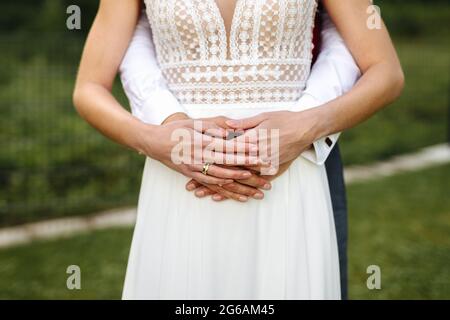 Sposa e lo sposo holding hands close up Foto Stock
