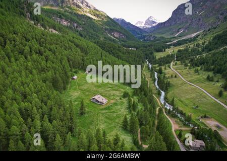 un cottage di montagna isolato nei boschi visti dall'alto Foto Stock