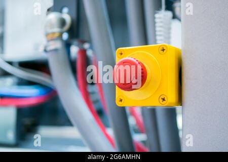 Pannello di controllo della macchina con pulsante rosso - arresto di emergenza in fabbrica Foto Stock