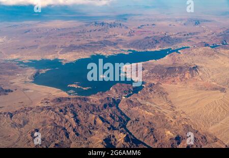 Vista aerea di Marina sul Lago Meade con grandi montagne picco accanto ad esso Foto Stock