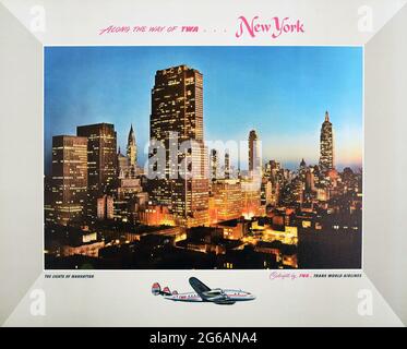 Lungo la strada del TWA... New York (Manhattan). Le luci di Manhattan. Poster TRANS World Airlines. Foto Stock