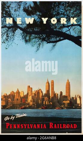 Poster di viaggio della Pennsylvania Railroad (c.1950) New York. Vai in treno. Foto di Manhattan. Foto Stock