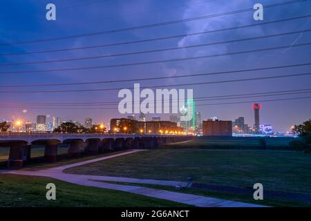 Vista dell'illuminazione della tempesta nei cieli di Dallas, Texas, con lo skyline del centro di Dallas sullo sfondo Foto Stock