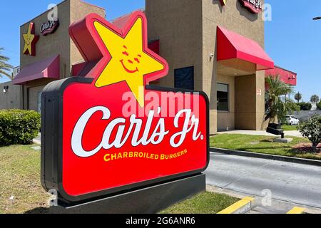 Un segno del ristorante Carl's Jr., domenica 4 luglio 2021, a Los Angeles, Foto Stock